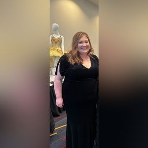 Lulu’s Elegant Evenings Black Velvet Flutter Sleeve Trumpet Maxi Dress